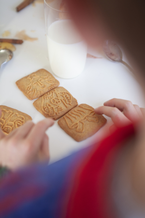 Enfant Construisant Personnage Speculoos Vanille Maison Dandoy