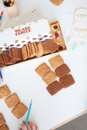 Personnages Speculoos Classique Vanille Sur Table Maison Dandoy