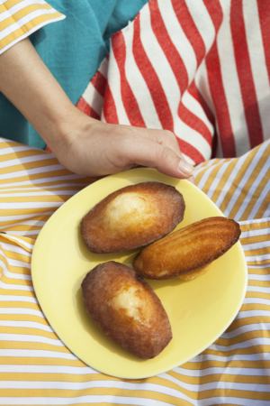 Madeleines Assiette Jaune Imprime Rayure Rouge Maison Dandoy