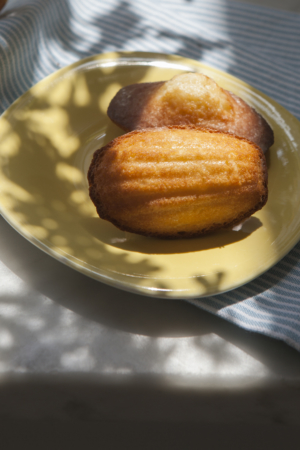 Madeleines Assiette Jaune Soleil Maison Dandoy
